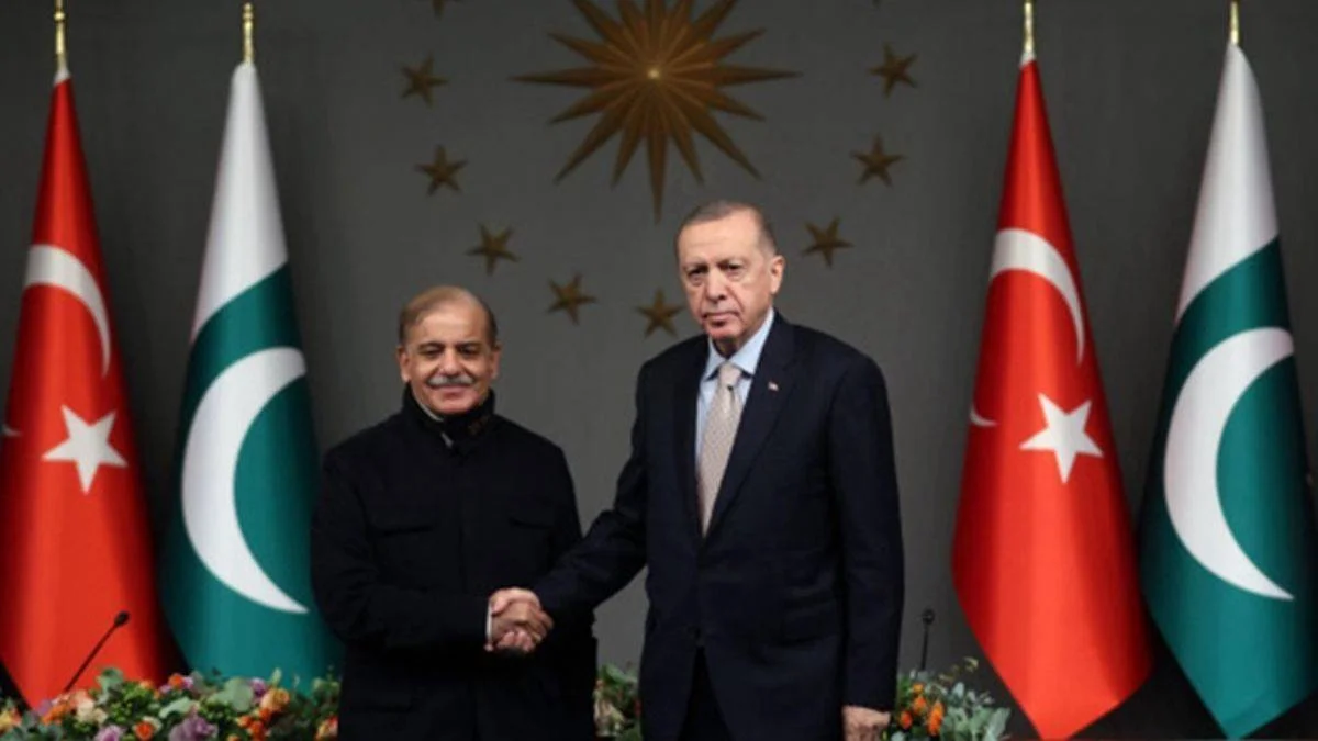 Pakistan'da eski başbakan yeniden iktidarda