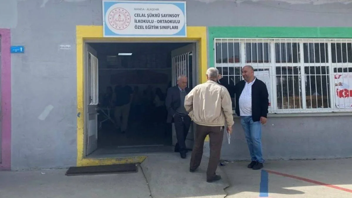 Sandık başında kalp krizinden öldü