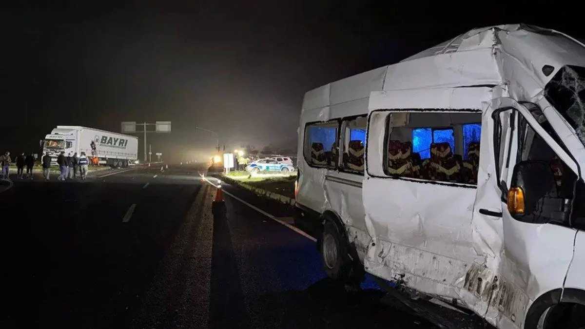 Tır ile öğrenci servisi çarpıştı: 7 yaralı