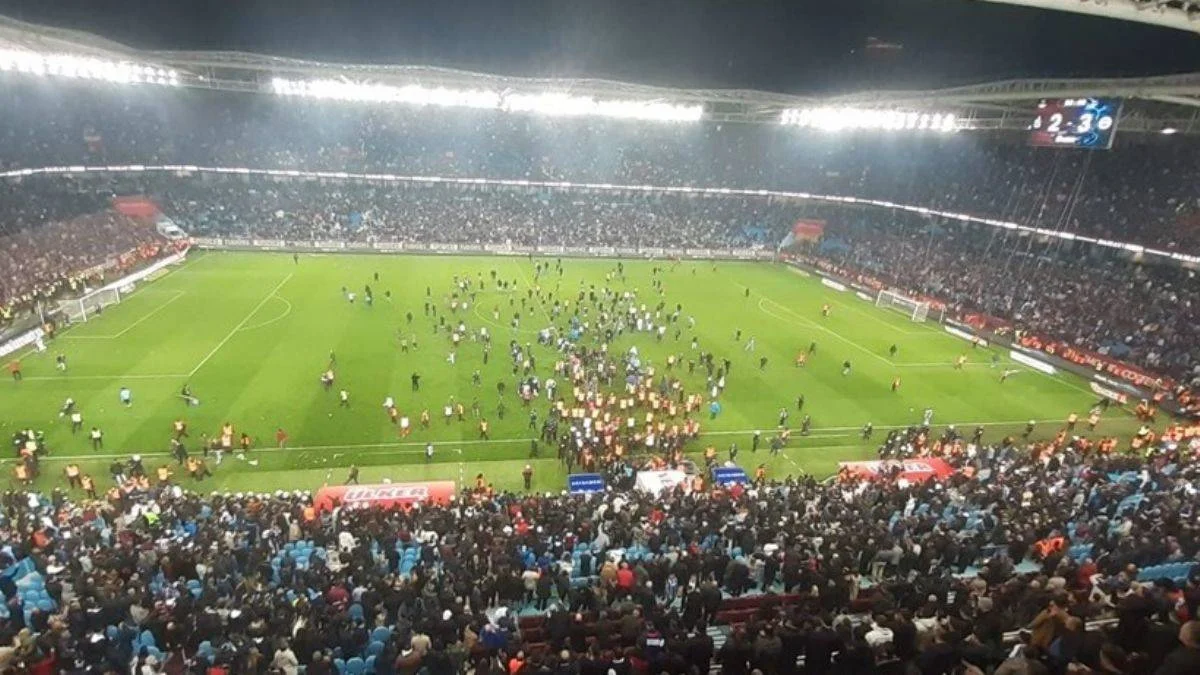 Trabzon'da maç sonu saha karıştı: İçişleri Bakanı'ndan açıklama