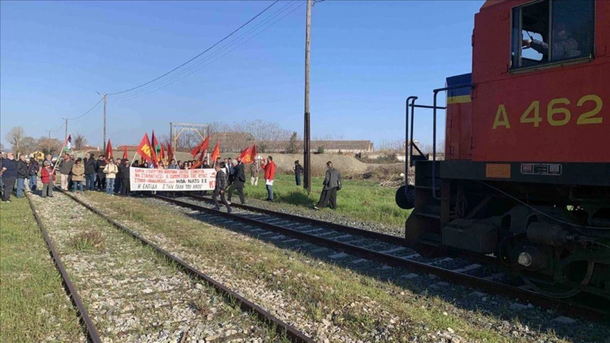 Yunan grup NATO trenini engelledi