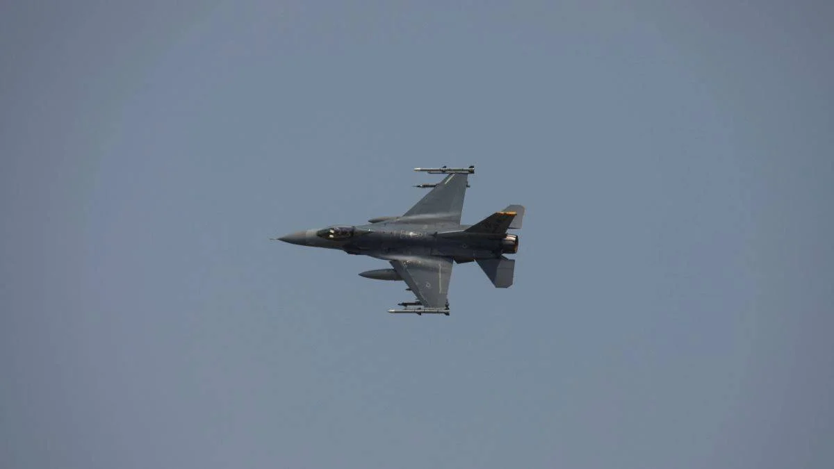 Yunanistan'a ait F-16 denize düştü