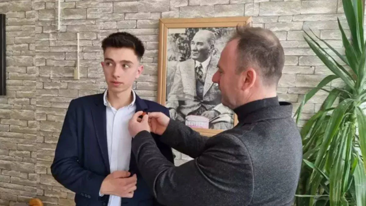 10 aday arasından seçilip 18 yaşında muhtar oldu