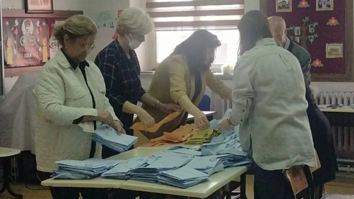 Bir mahallede oylar kayboldu, diğerinde çöpe atıldı: Yeniden seçim yapılacak