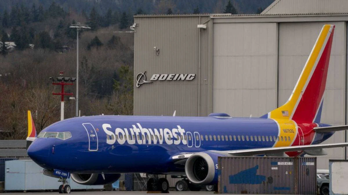 Boeing yine korkuttu! Kalkış sırasında motor kapağı koptu