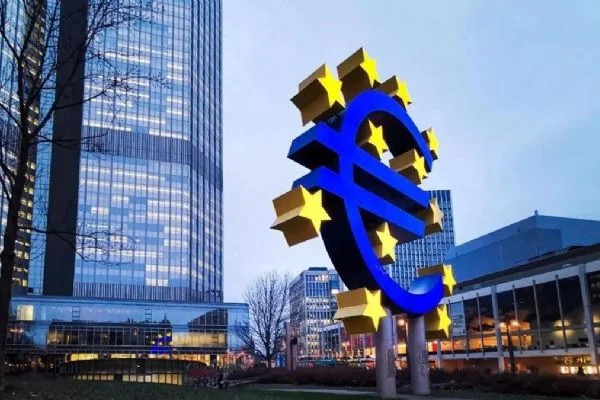 ECB 3 temel politika faizini sabit tuttu