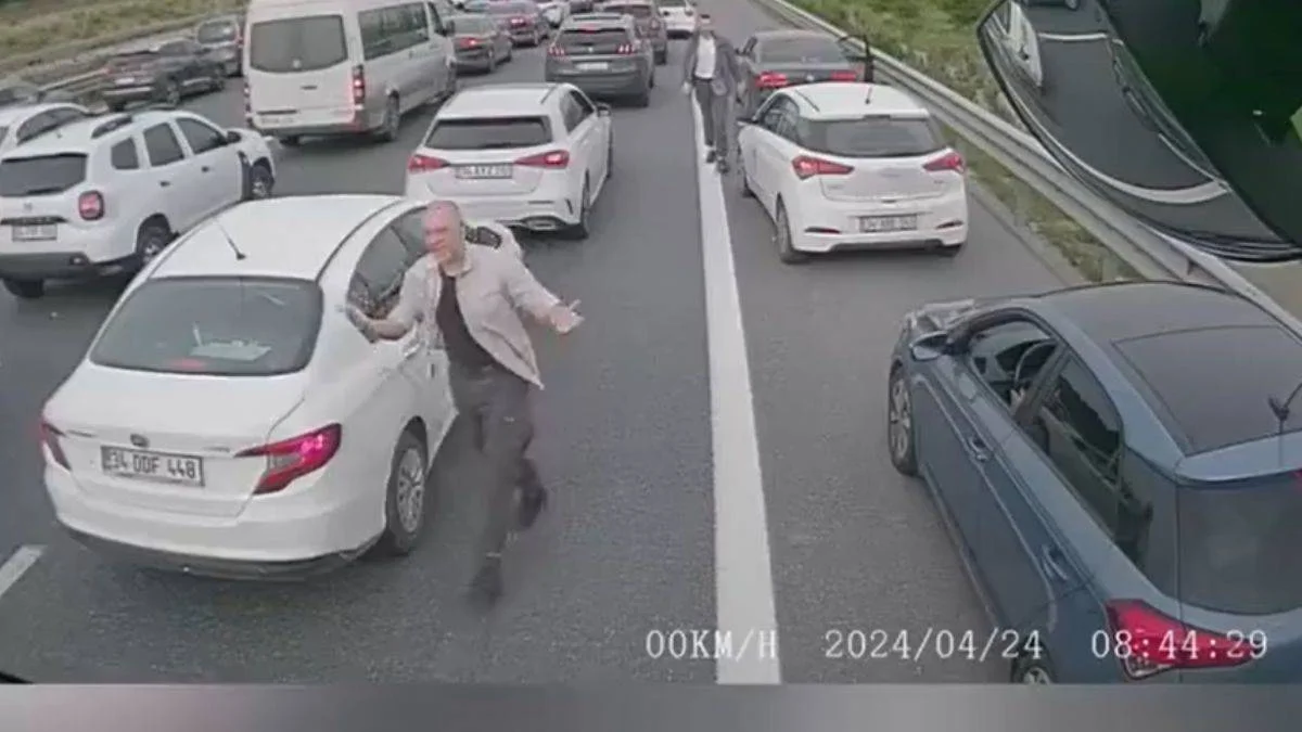 Emniyet şeridini ihlal eden konvoy Gül'ün korumaları çıktı