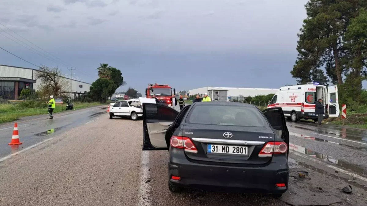 Hatay'da iki otomobil çarpıştı: Kazada yaralanan 4 kişi hastaneye kaldırıldı