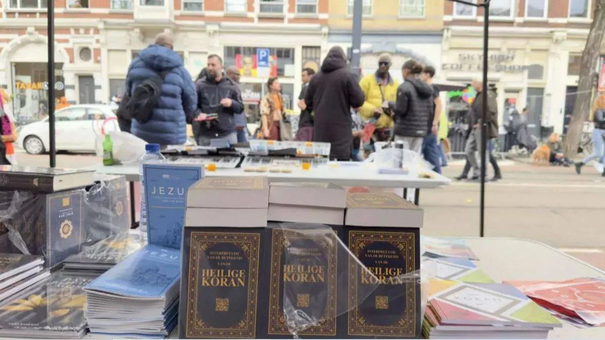 Hollanda'da ''İslam'a Davet'' Kur'an-ı Kerim dağıtıldı