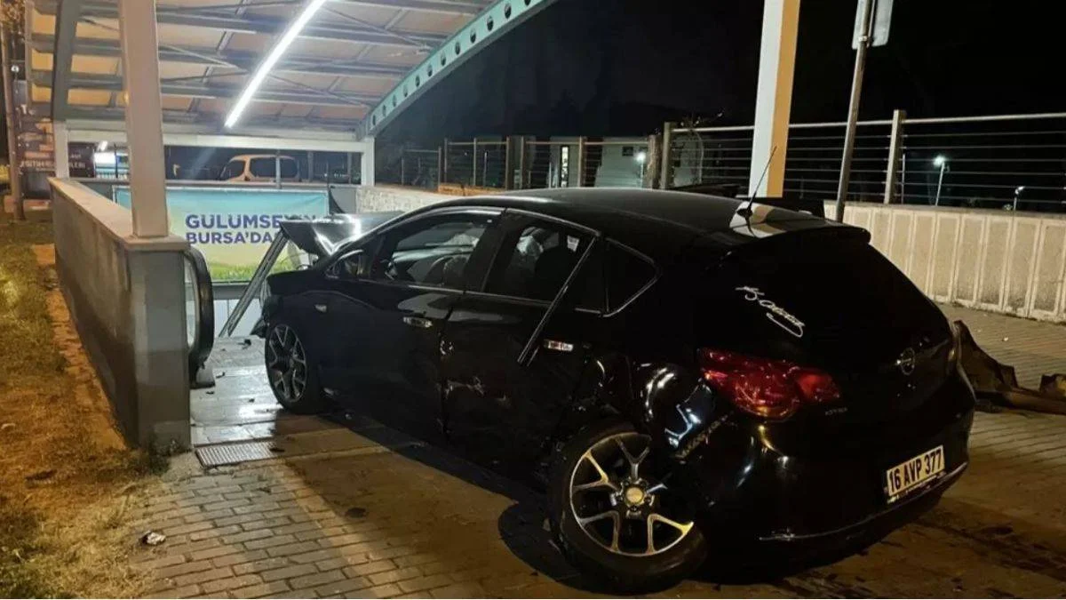 İki araç çarpıştı! Kazada savrulan otomobil Bursaray istasyonuna daldı