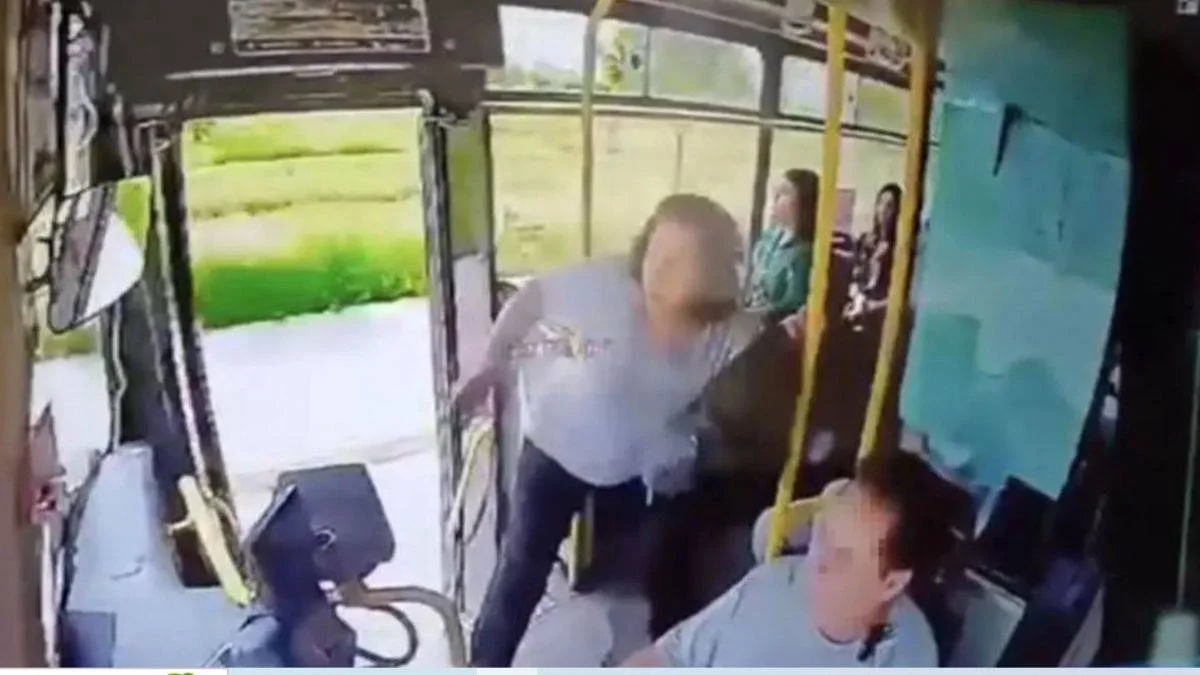Kapısı açık seyreden otobüsten düştü: Ağır yaralandı