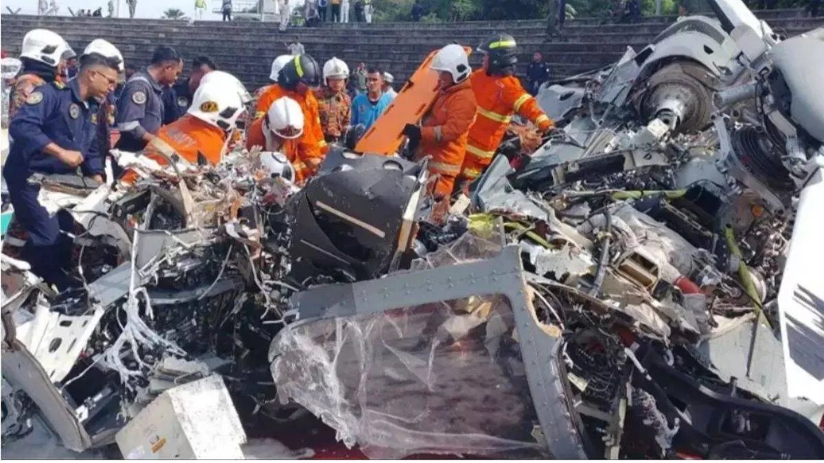 Malezya'da 2 askeri helikopter çarpıştı: 1 ölü