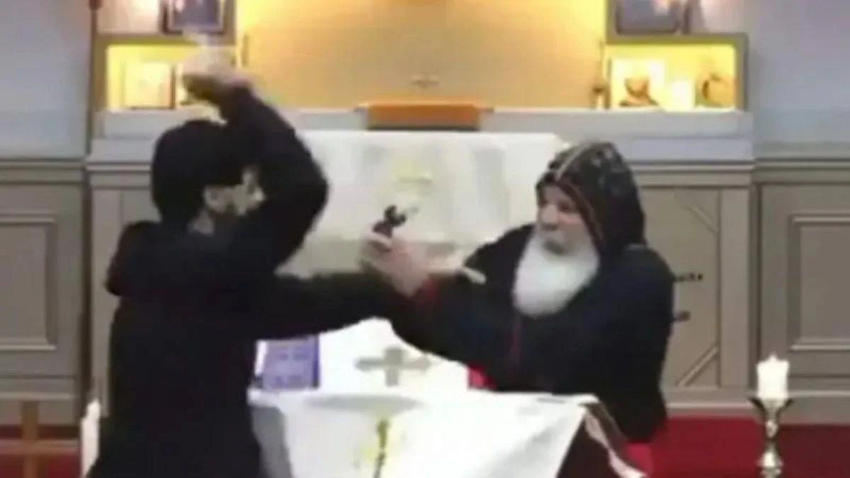 Piskoposa kalemle saldırdı