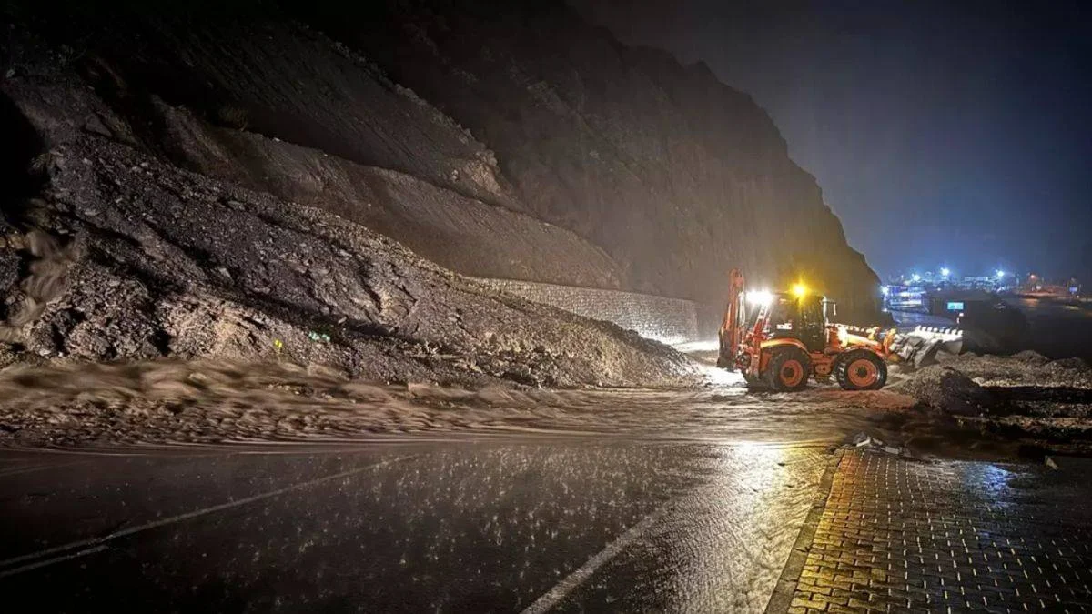 Sağanak hayatı olumsuz etkiledi: Hakkari-Van kara yolu heyelan nedeniyle kapandı