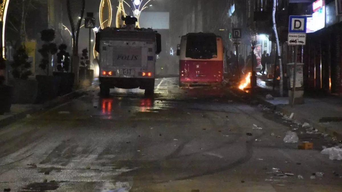 Van'da güvenlik güçlerine taş attılar! Polis gruba müdahale etti