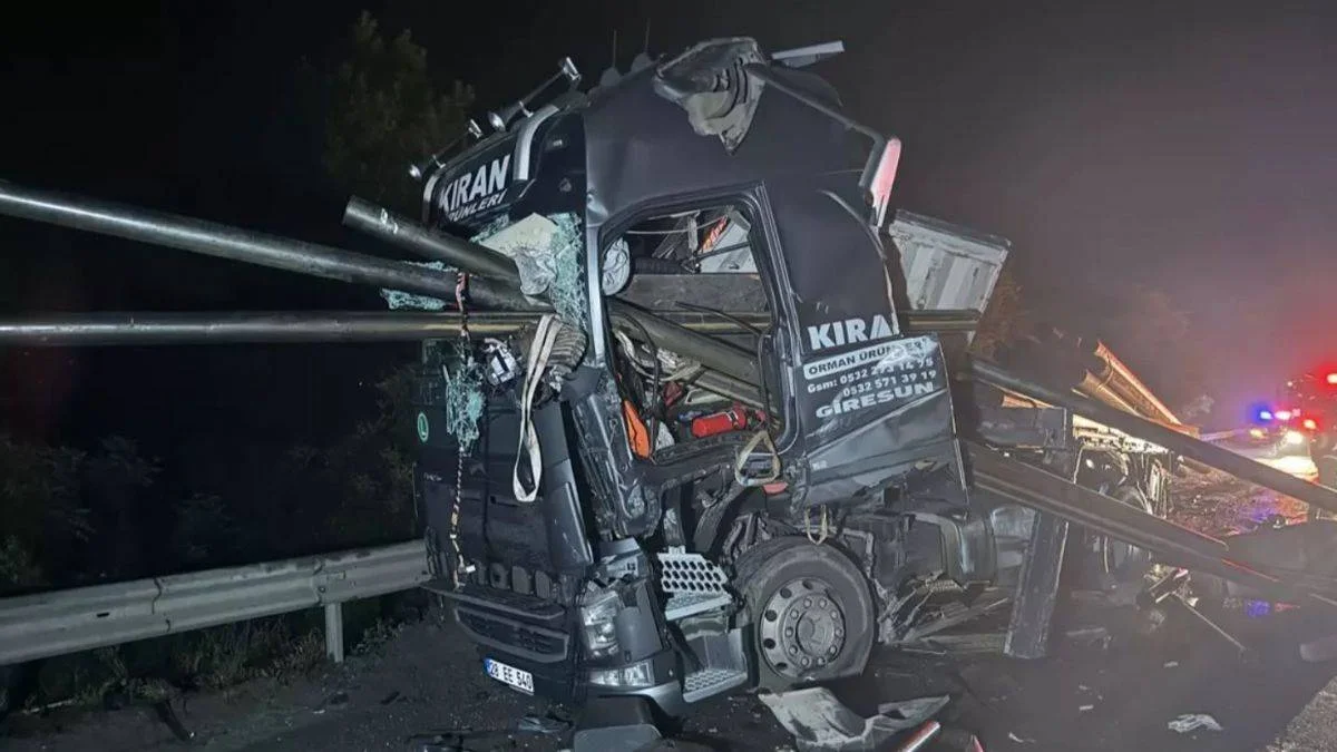 Emniyet şeridindeki tıra başka tır çarptı! İki kişi öldü, bir kişi yaralandı