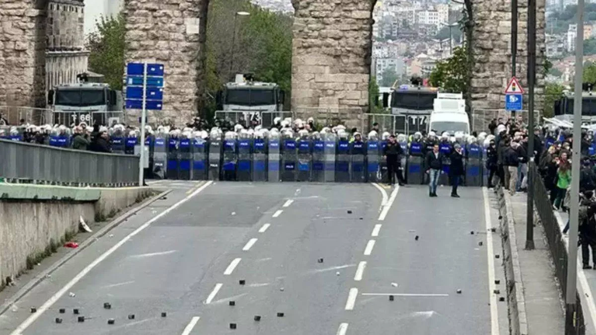 Kaldırım taşı attılar; çok sayıda polis yaralı