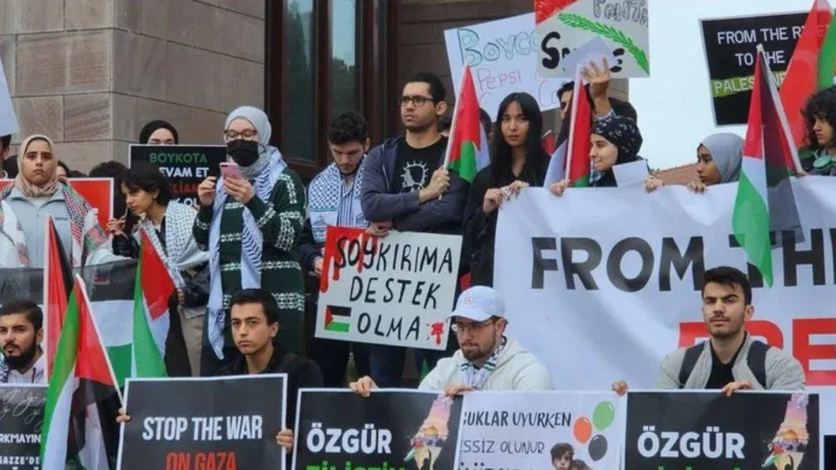 Koç Üniversitesi'nde Gazze eylemi: 'Bir tane koç çıkmadı'
