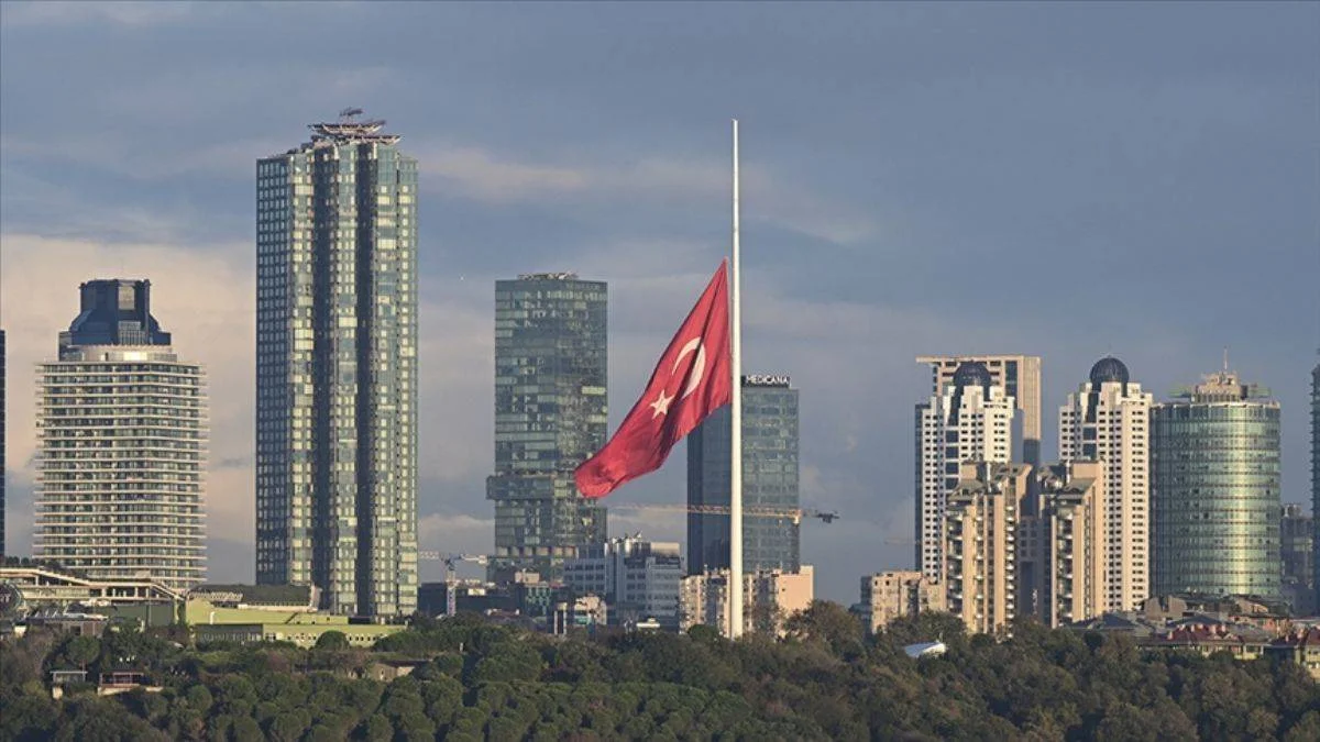 Milli yas nedeniyle bayraklar yarıya indirildi