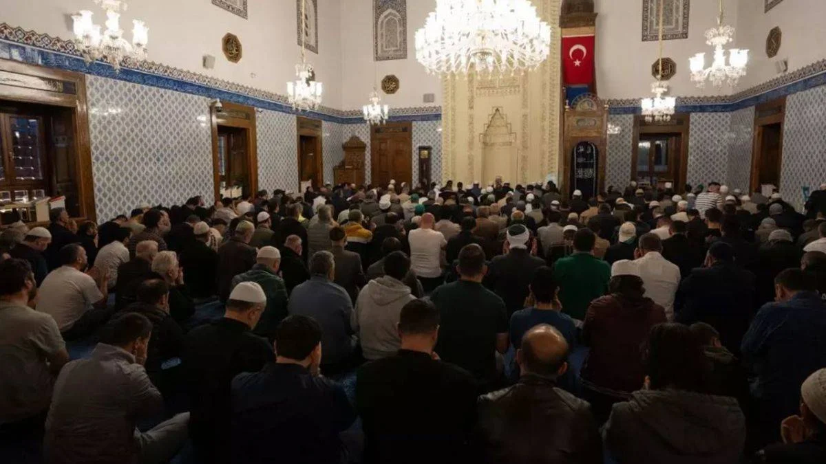 Şehitler ve Filistinliler için sabah namazında tüm camilerde dua edildi