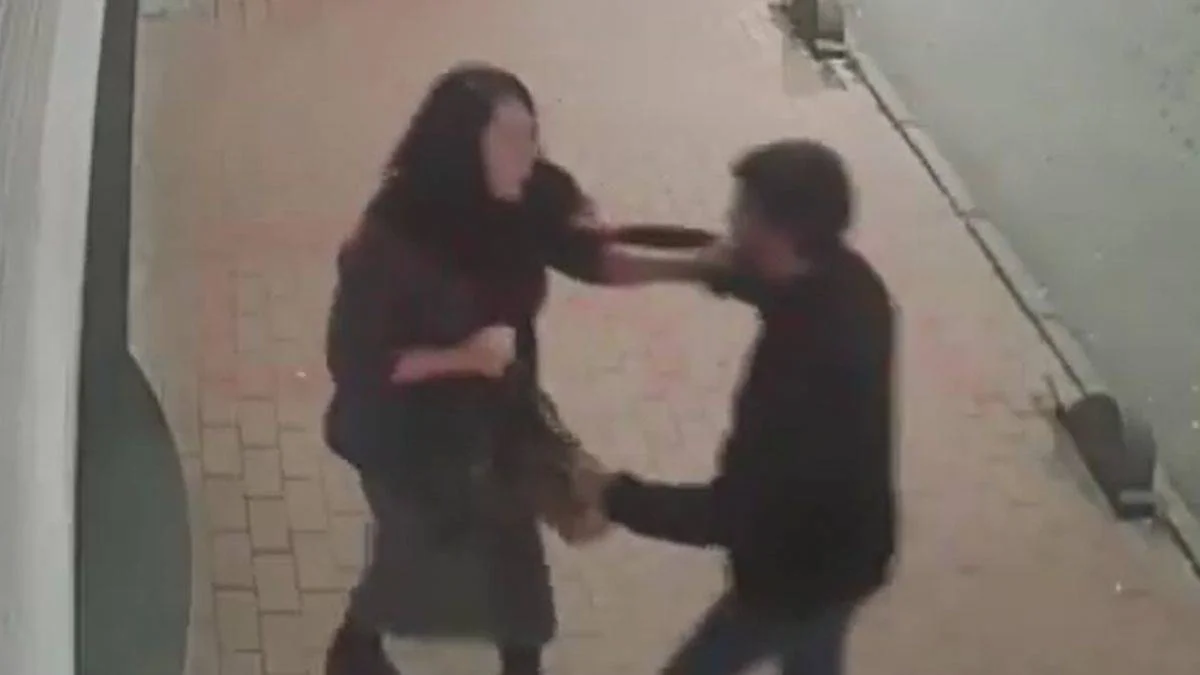 Sokak ortasında gasp! Kadına kafa ve yumrukla saldırdı