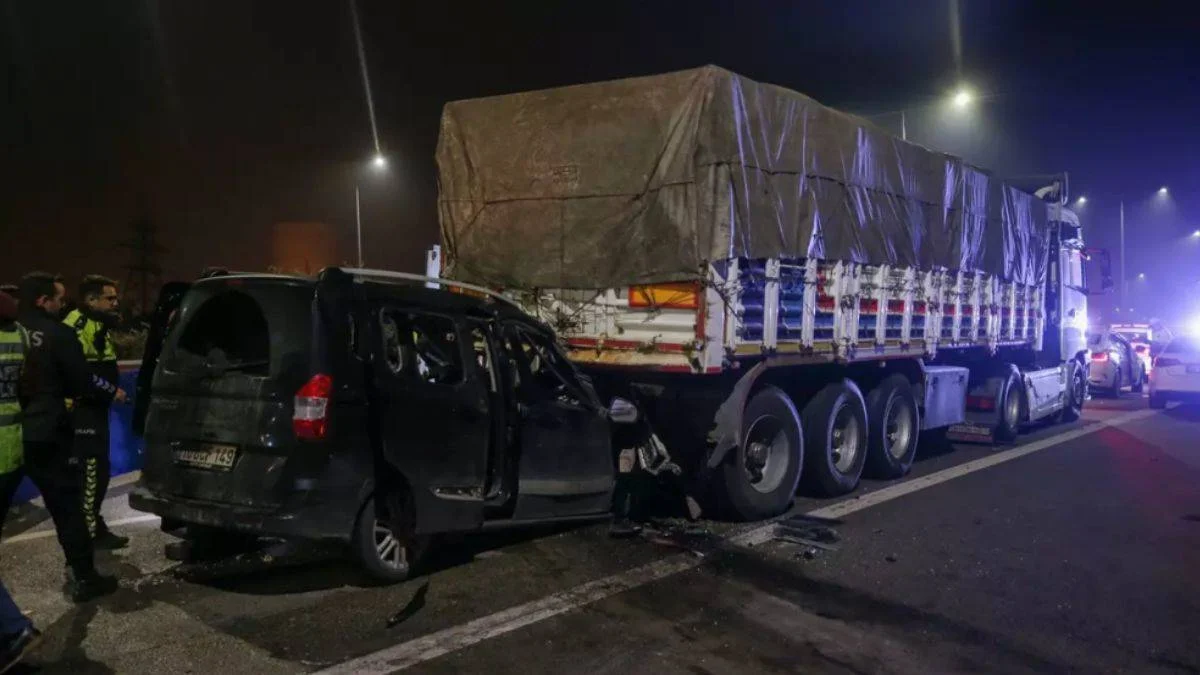 Tıra arkadan çarpan araç sürücüsü hayatını kaybetti