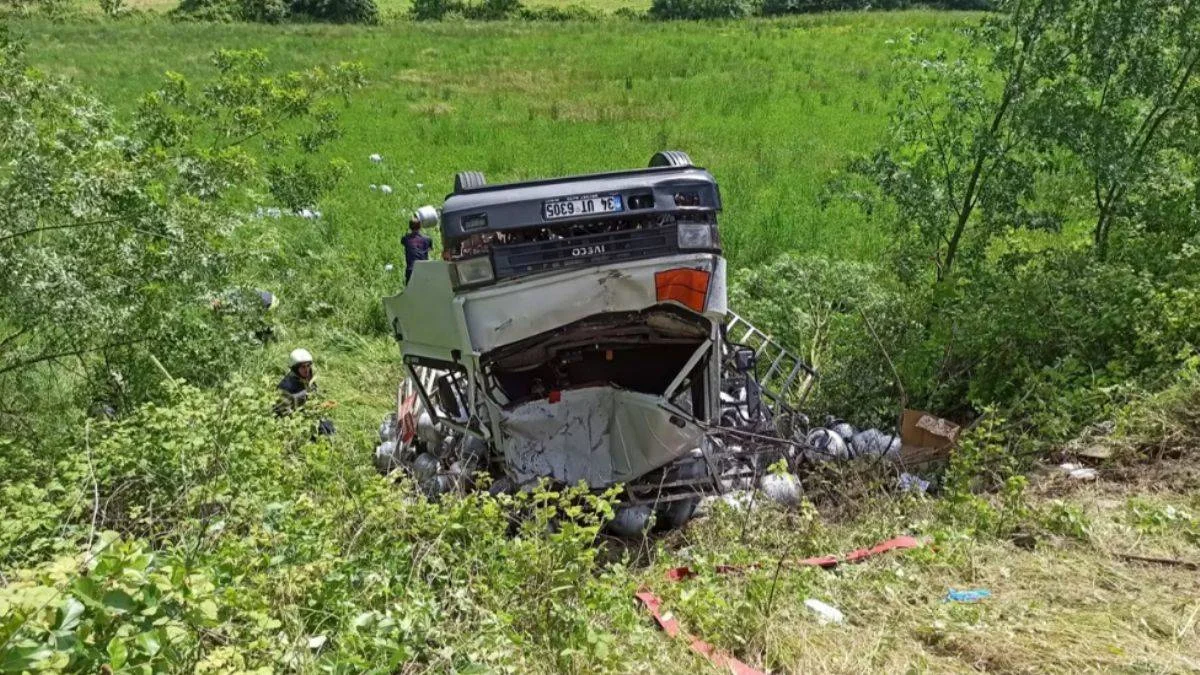 Tüp yüklü kamyonetle ticari araç çarpıştı! Biri ağır 5 kişi yaralandı