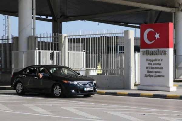 Akın akın Türkiye'ye geliyorlar! Gümrüklerde kontroller sağlanıyor