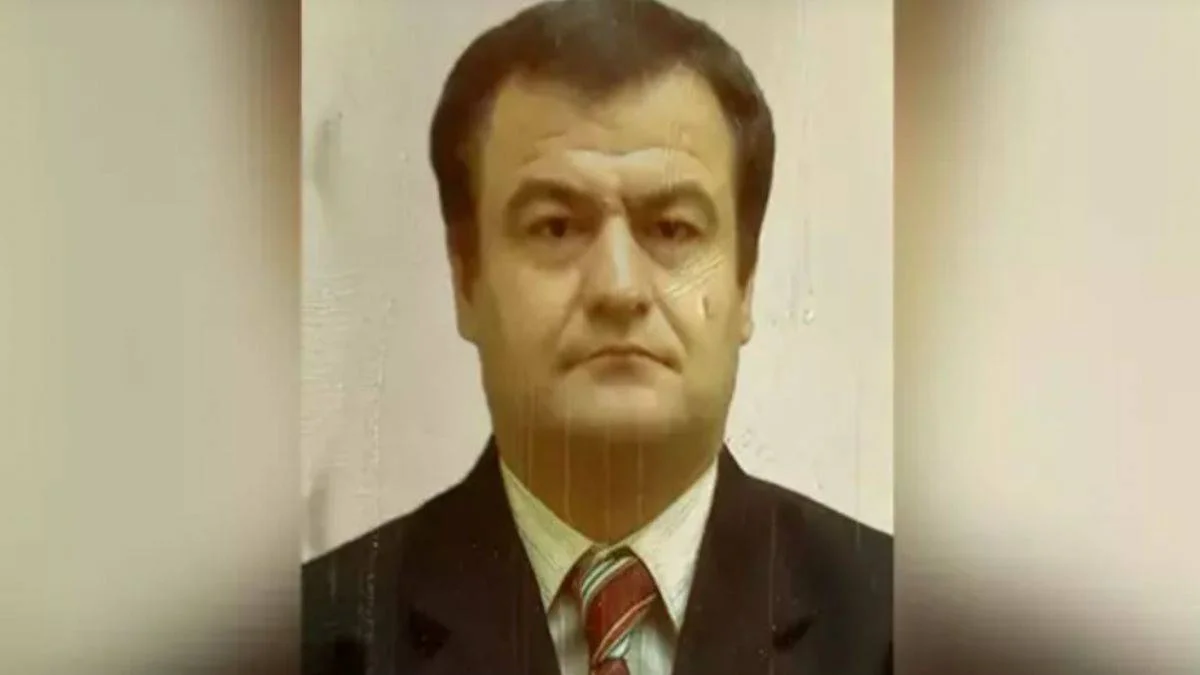 Babasının boğazını satırla kesip öldürdü