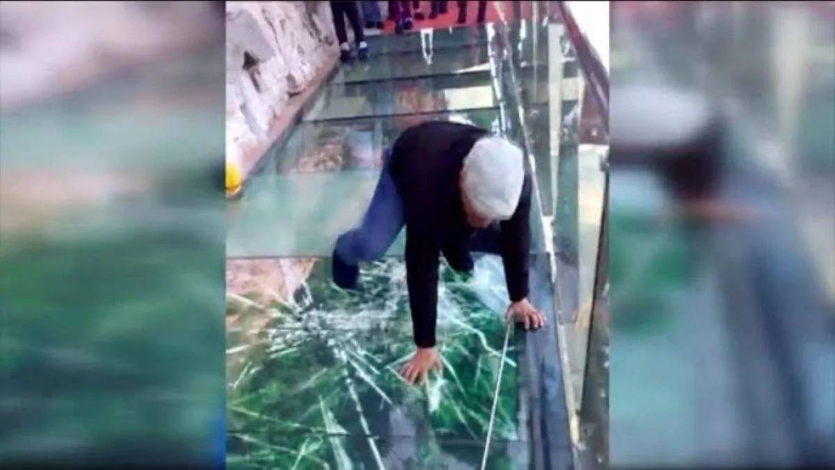 Çin'deki cam köprü yürekleri ağızlara getirdi