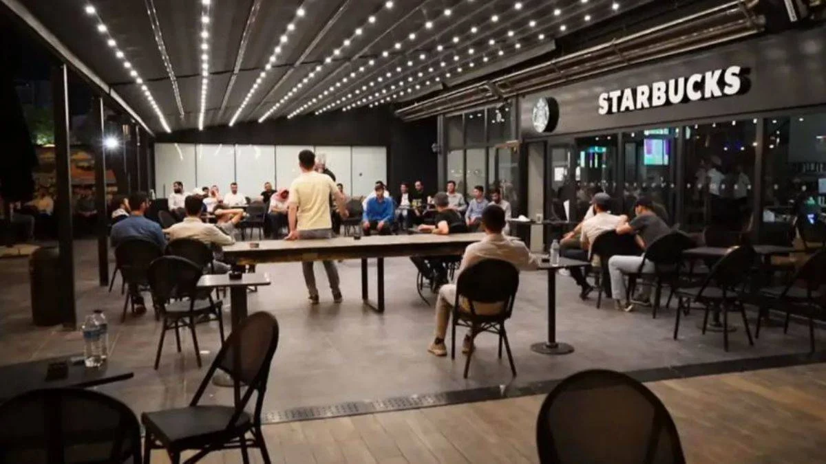 Diyarbakır'daki Starbucks ve Burger Kıng şubeleri protesto edildi