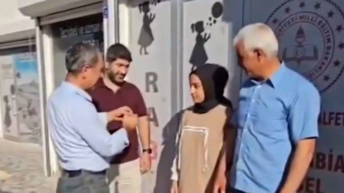Eğitim zihniyeti: Tüm soruları yanlış yapan kıza çeyrek altın taktılar