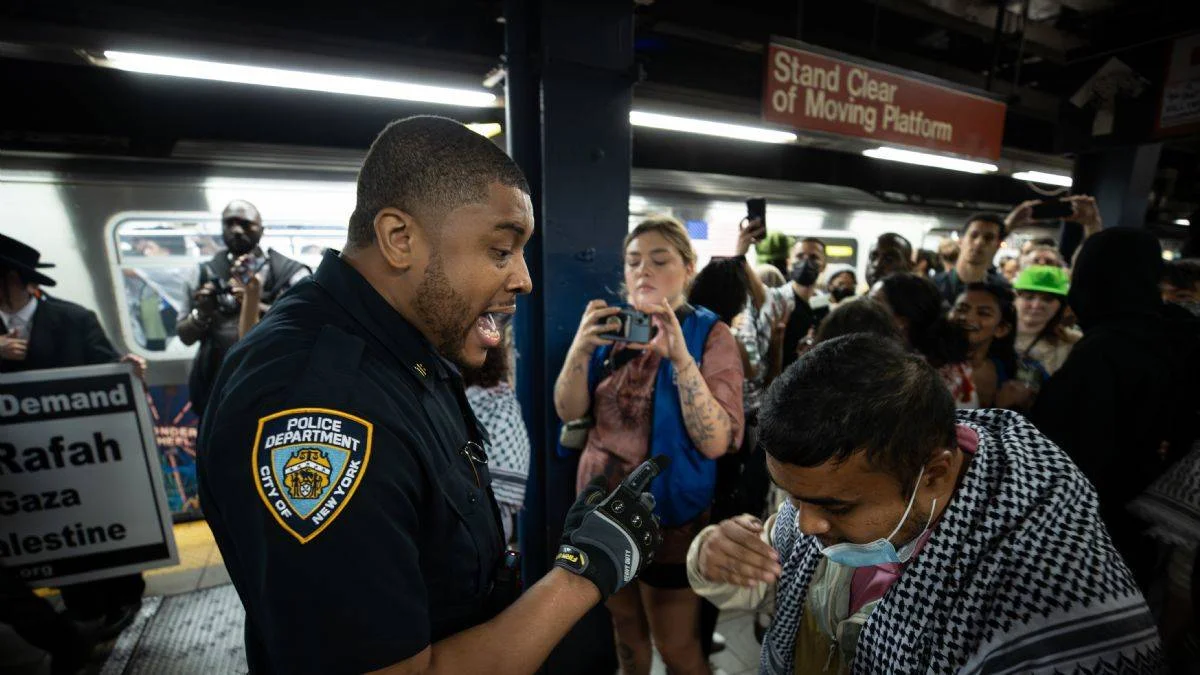 Filistin destekçileri New York metrosunda hedef oldu