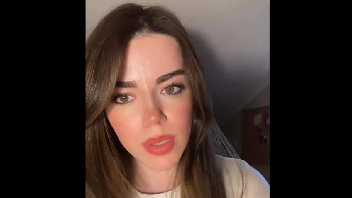 'Göbeğini, sırtını açarak dikkat çekmene gerek yok'