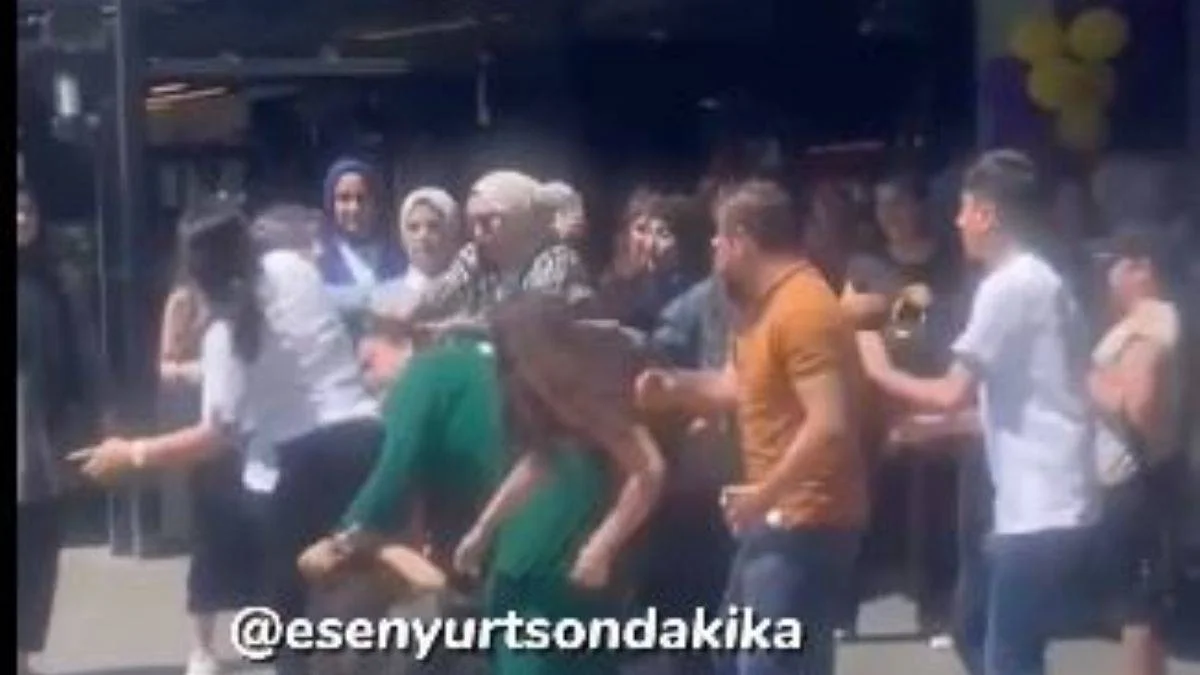 Kadınlar indirim yapılan mağazada mal kalmayınca saç saça baş başa kavga ettiler