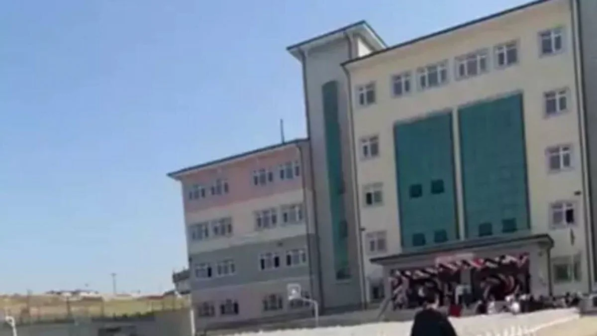 Lisede kıyafet tartışmasında '28 Şubat' tepkisi: 'Hepiniz k.rhane çocuğusunuz'