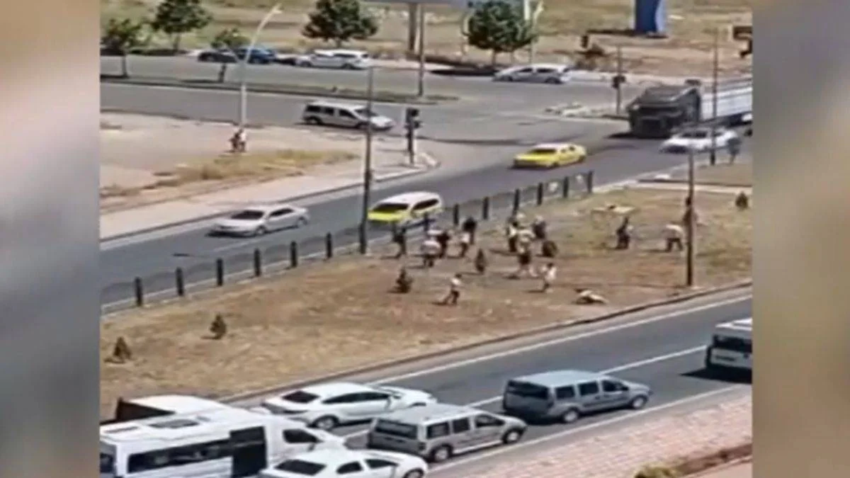 Silahlı, bıçaklı ve yumruklu 'yol verme' kavgası