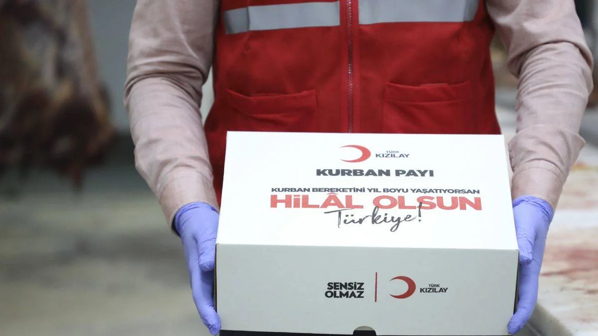 Türk Kızılay, Türkiye'de kestiği kurban etinden kalan kısmı günde 50 bin kişiye yemekle ulaştırıyor