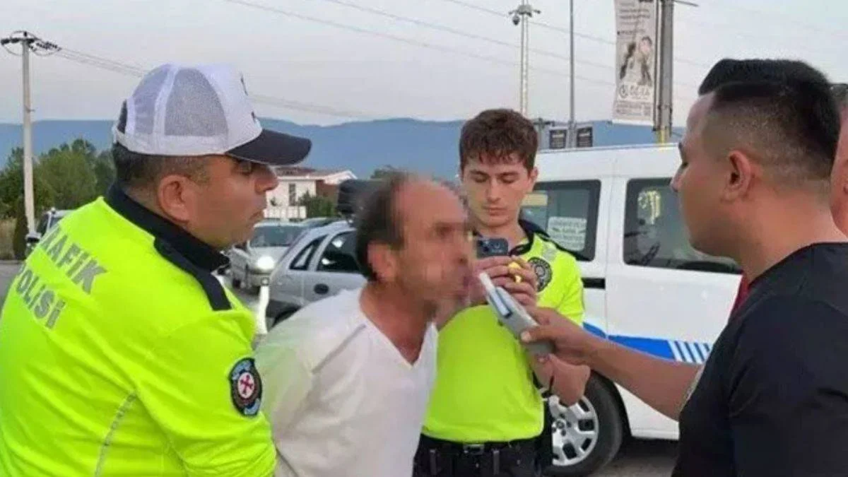 Yol kenarına tuvaletini yaptı, ehliyetine el konuldu