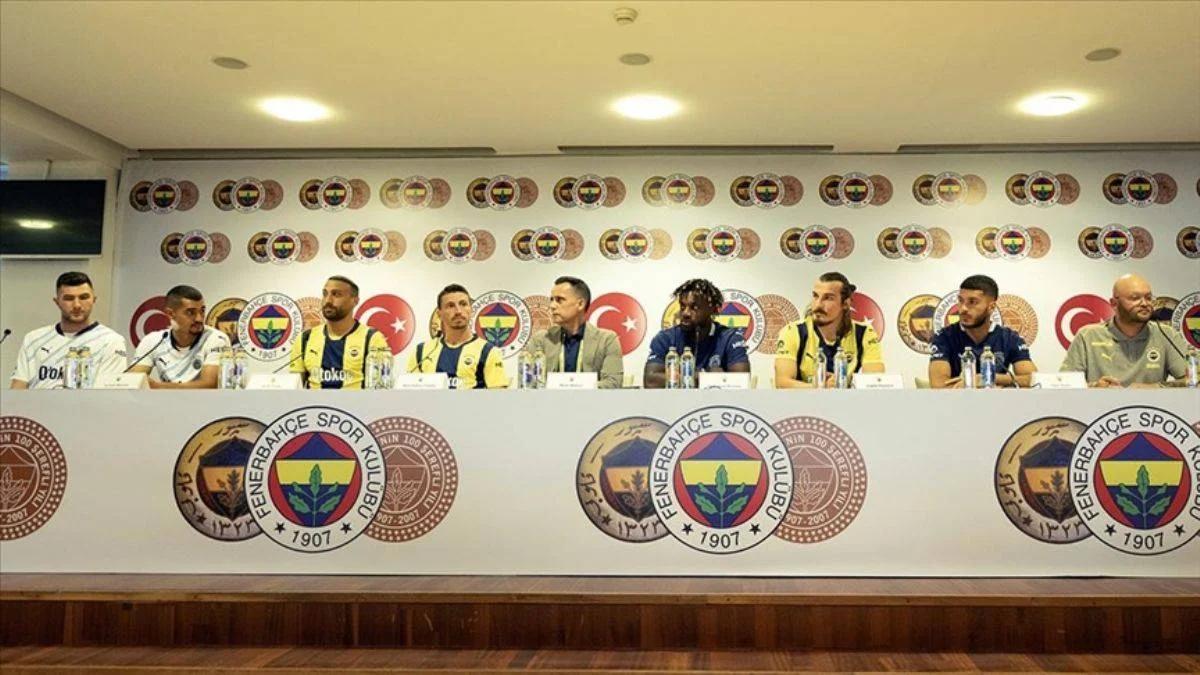 Fenerbahçe'de 7 futbolcu için imza töreni