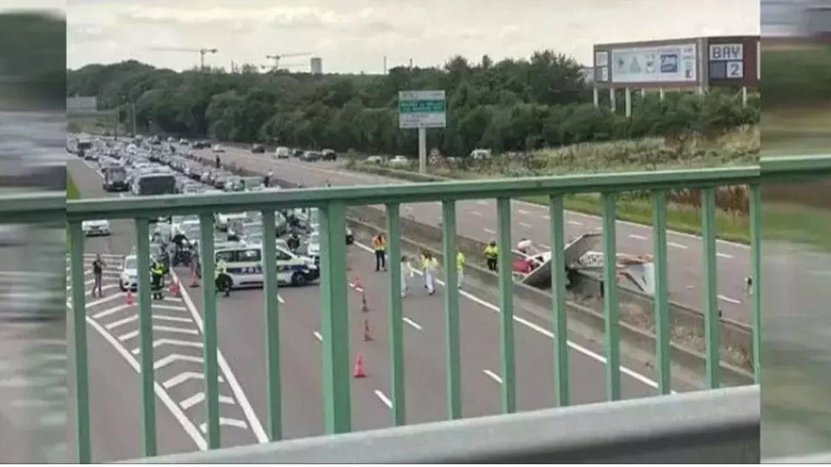 Fransa'da uçak otoyola düştü!