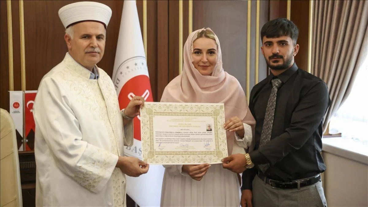İngiliz Emily Müslüman olarak Emine ismini aldı