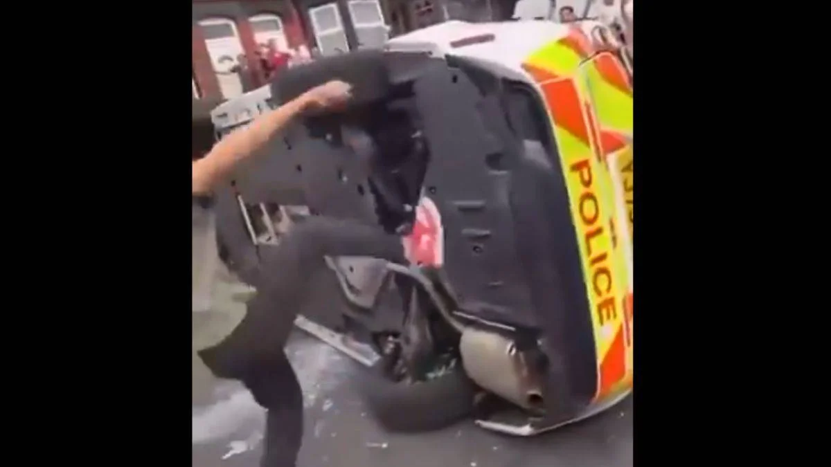 İngiltere karıştı! Polis öfkeli kalabalıktan kaçtı