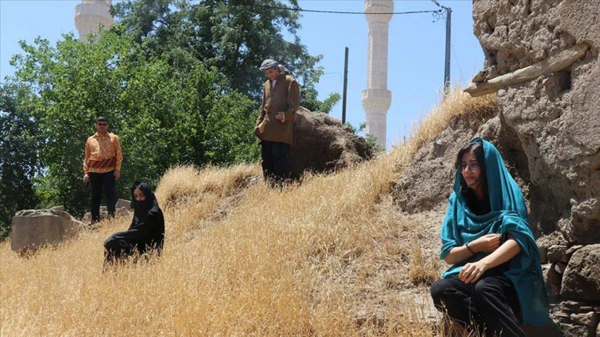 İsrail'in zulmünü köy köy gezerek tiyatroyla anlatıyorlar