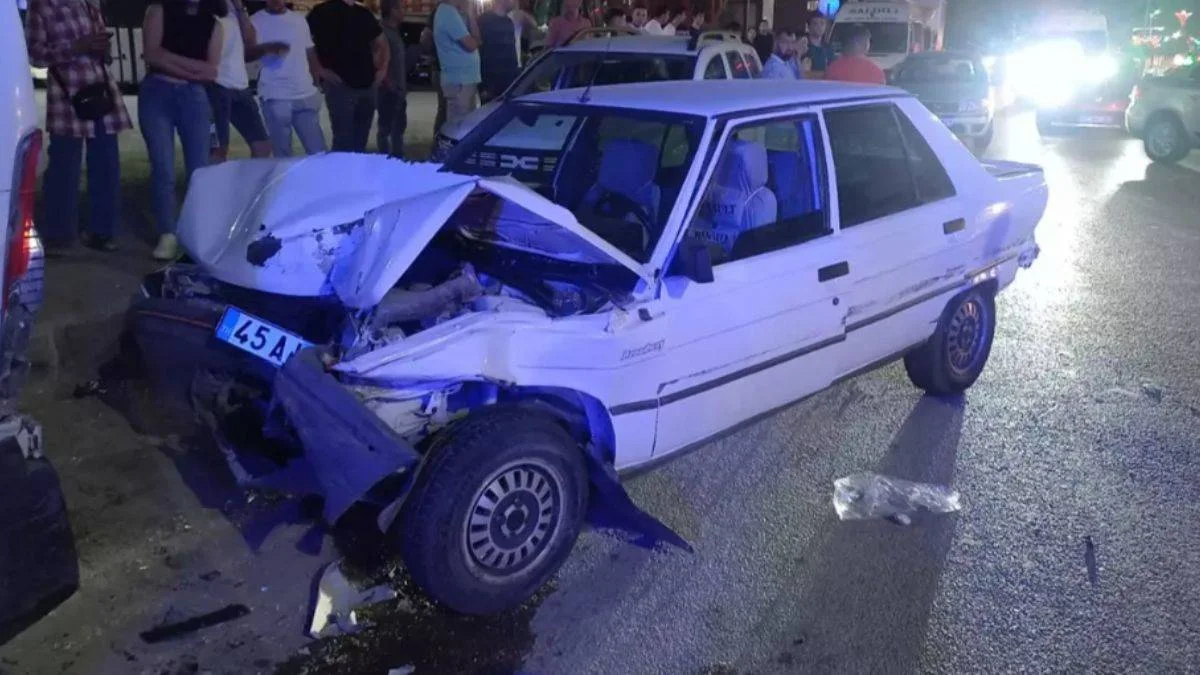 Manisa'da 4 aracın karıştığı kaza