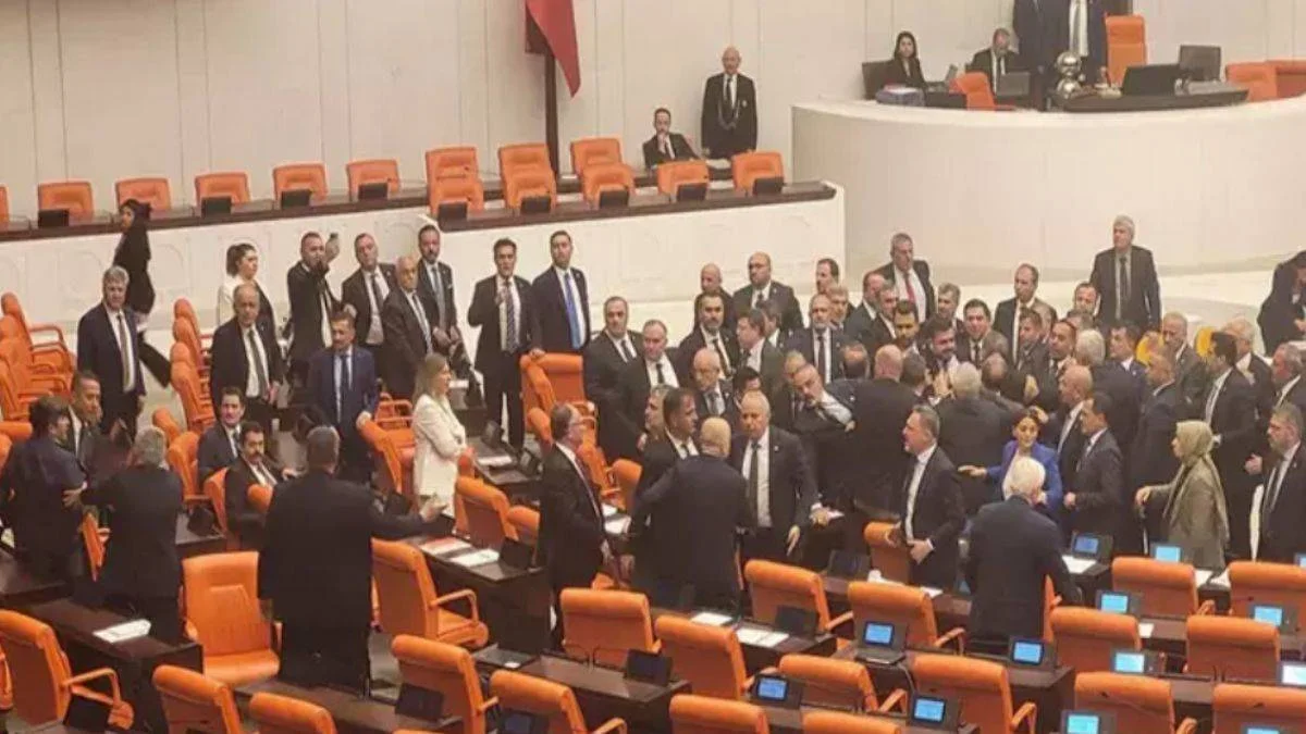 Meclis'te 'hırsız' kavgası
