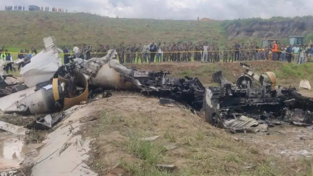 Nepal'de uçak kalkış sırasında pistte kaza yaptı