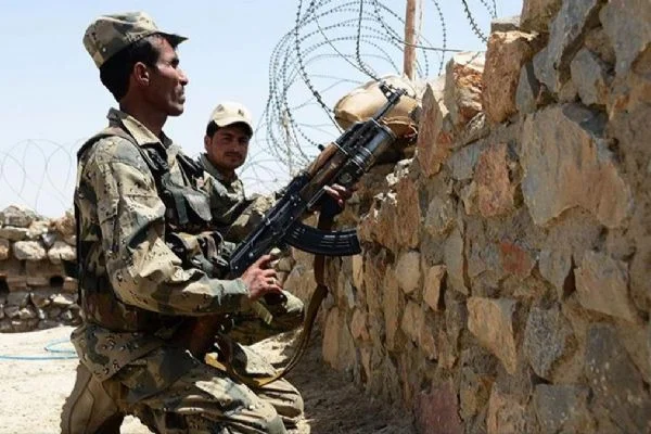 Pakistan'da güvenlik güçleri ile teröristler arasında çıkan çatışmada 8 kişi öldü
