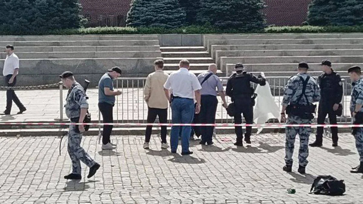 Rus yetkili Kızıl Meydan'da kendini yaktı