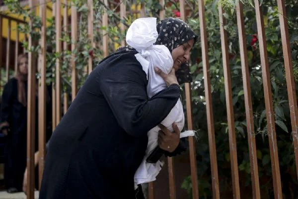 Soykırımcı İsrail Gazze'ye bomba yağdırdı